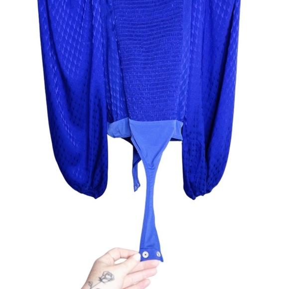 New with Tag Express Women's Royal Blue Satin Houndstooth Wide Sleeve Bodysuit - Picture 8 of 16
